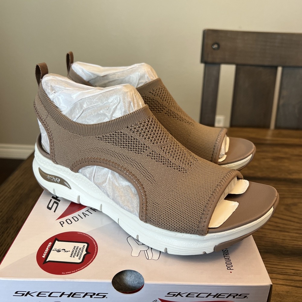 NIB Skechers Women's City Catch Slip On Sandals Brown Mocha  Size:9 ….R17